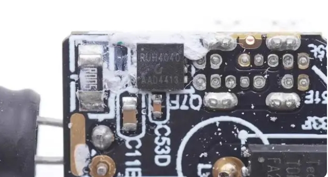 倍思氮化镓充电器PCB侧面焊接输出小板背面